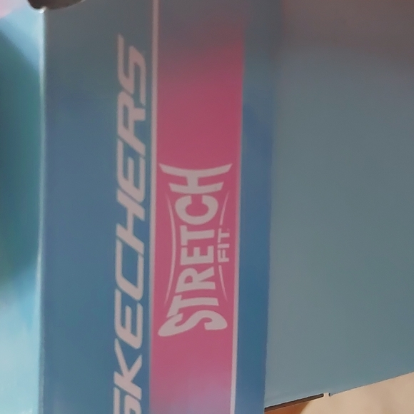 Sketchers Stretch Fit shoes (FREE HOUSE SHOES) - Picture 11 of 15